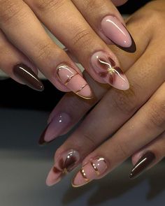 Gold detail nail